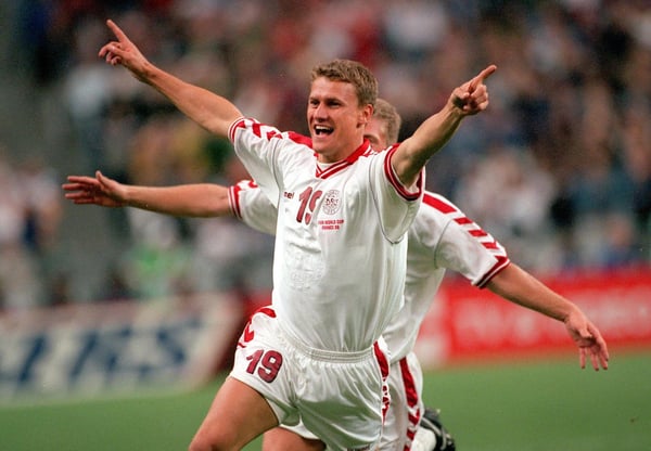 世界杯FIFA体育新闻：埃贝·桑德在1998年法国世界杯16强赛中为丹麦队攻入制胜球，对手是尼日利亚队。