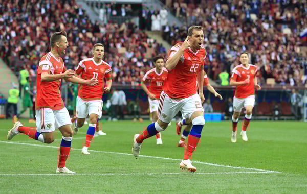 世界杯FIFA体育新闻：阿尔乔姆·久巴在2018年国际足联世界杯小组赛俄罗斯对阵沙特阿拉伯的比赛中进球后庆祝