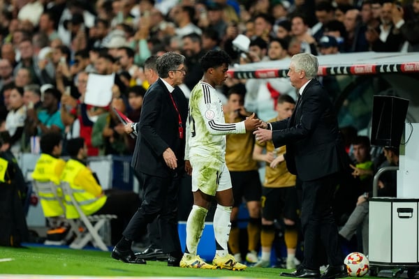 世界杯FIFA体育新闻：卡洛·安切洛蒂提供了建议。/ Jose Breton/Pics Action/NurPhoto/Getty Images