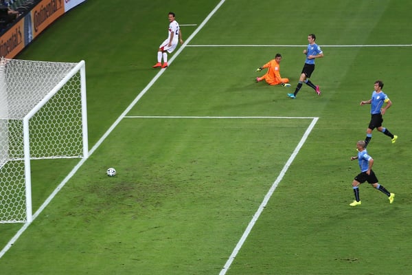 世界杯FIFA体育新闻：在2014年巴西世界杯小组赛中，马科斯·乌雷尼亚为哥斯达黎加队攻入一记小角度进球，对手是乌拉圭队。