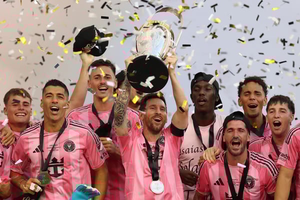 世界杯FIFA体育新闻：迈阿密国际队在梅西的带领下，首次捧起美国职业足球大联盟杯。/ Maddie Meyer/Getty Images