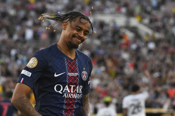 世界杯FIFA体育新闻：布拉德利·巴科拉在巴黎圣日耳曼队的首发阵容中时常进出。/ IMAGO/NurPhoto