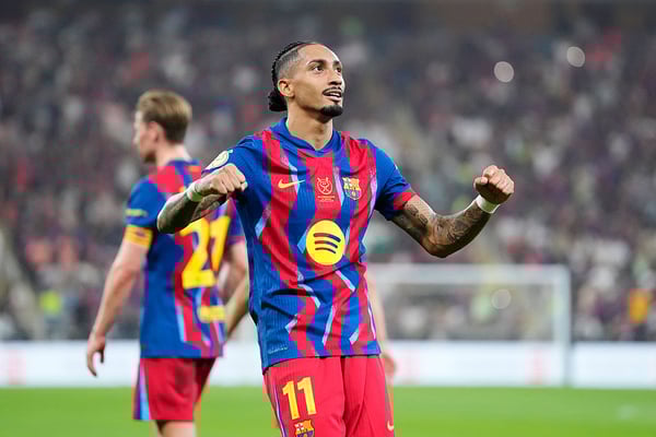 世界杯FIFA体育新闻：拉菲尼亚当晚贡献了三个进球或助攻。/ Jose Breton/Pics Action/NurPhoto/Getty Images