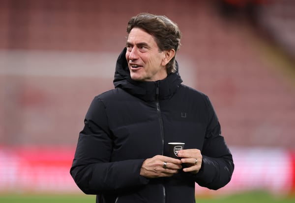 世界杯FIFA体育新闻：托马斯·弗兰克并不知道杯子上的品牌标识。/ Catherine Ivill/AMA/Getty Images