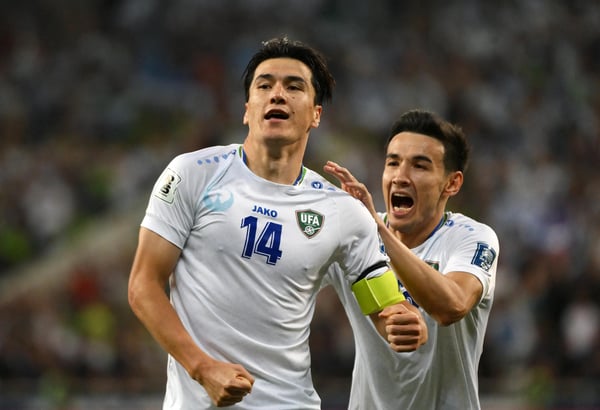 世界杯FIFA体育新闻：在2026年国际足联世界杯预选赛中，埃尔多尔·肖穆罗多夫为乌兹别克斯坦队进球后庆祝。