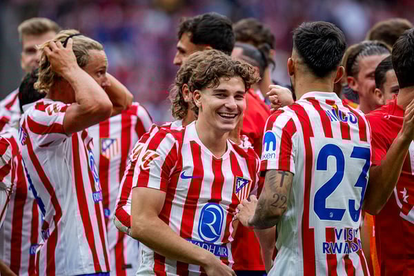 世界杯FIFA体育新闻:朱利安·阿尔瓦雷斯(中)带领马德里竞技队在九月份取得了胜利。 /阿尔贝托·加丁/NurPhoto/Getty