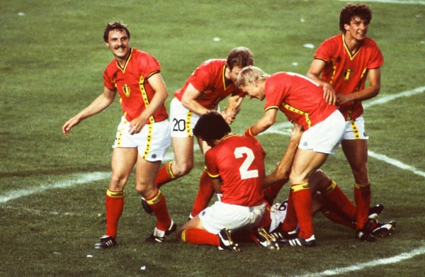 世界杯FIFA体育新闻：埃尔温·范登伯格在1982年西班牙世界杯小组赛第三组巴塞罗那对阵阿根廷的比赛中，庆祝比利时队进球。