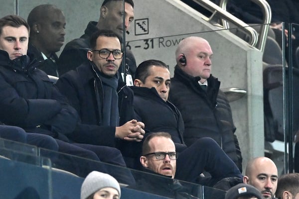 世界杯FIFA体育新闻：新任切尔西主教练利亚姆·罗森尼奥与贝赫达德·埃格巴利一同观战。/ Vince Mignott/MB Media/Getty Images