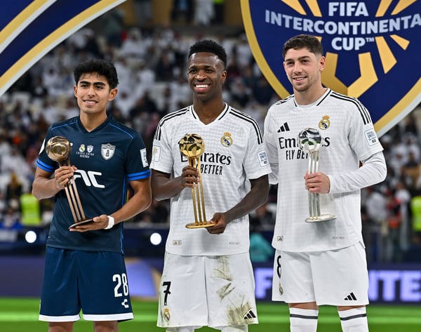 世界杯FIFA体育新闻：埃利亚斯·蒙蒂尔（左）在 2024 年国际足联洲际杯中获得铜球。 /Noushad Thekkayil/NurPhoto/Getty Images