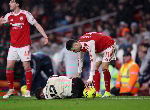 世界杯FIFA体育新闻：加布里埃尔·马蒂内利（右）对康纳·布拉德利的受伤并不在意。/IMAGO/Sportimage