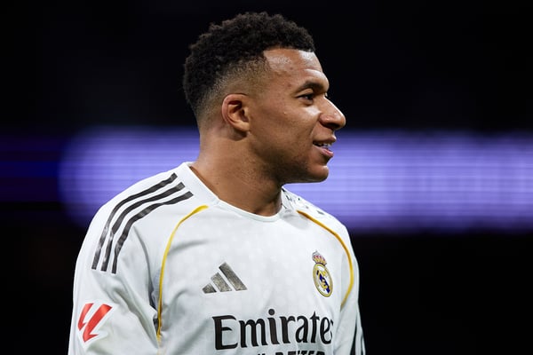 世界杯FIFA体育新闻：基利安·姆巴佩正受膝伤困扰。/ Alvaro Medranda/Quality Sport Images/Getty Images