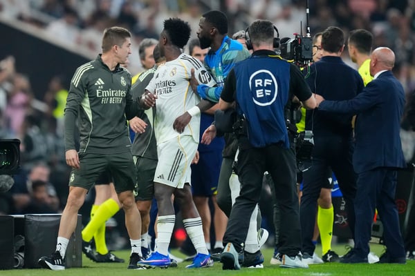 世界杯FIFA体育新闻:维尼修斯·儒尼奥尔不得不被护送离开迭戈·西蒙尼。/ Jose Breton/Pics Action/NurPhoto/Getty Images