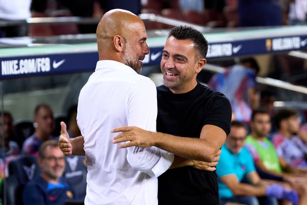 世界杯FIFA体育新闻：哈维（右）绝对不是瓜迪奥拉的接班人。/ Alex Caparros/Getty Images