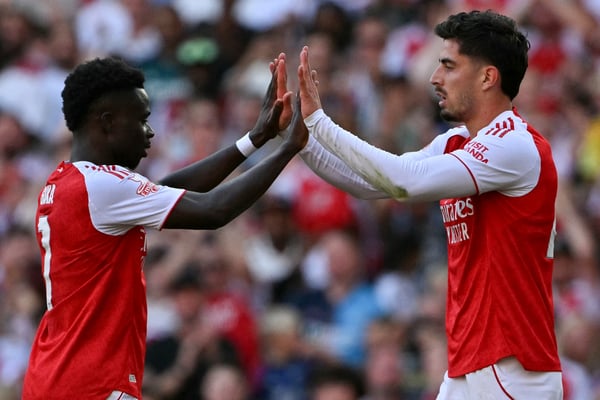 世界杯FIFA体育新闻：据报道，布卡约·萨卡（左）的收入超过了凯·哈弗茨。 /格林·柯克/法新社/盖蒂图片社