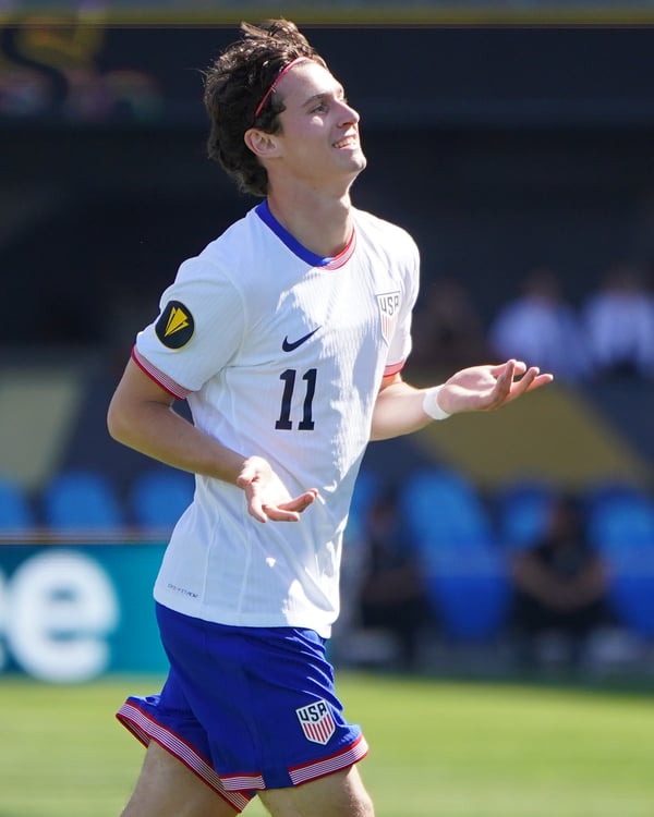 世界杯FIFA体育新闻：布伦登·阿伦森是英超联赛状态最火热的球员之一。/约翰·托德/ISI图片社/美国足协/盖蒂图片社