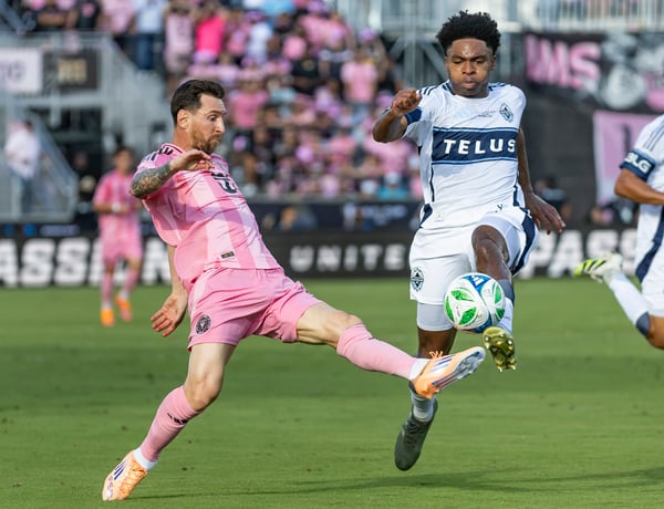 世界杯FIFA体育新闻：2025年美国职业足球大联盟杯决赛中，拉尔夫·普里索（右）与莱昂内尔·梅西（左）在中后卫位置上展开较量。/ 马蒂亚斯·J·奥克纳/迈阿密先驱报/论坛新闻社/盖蒂图片社