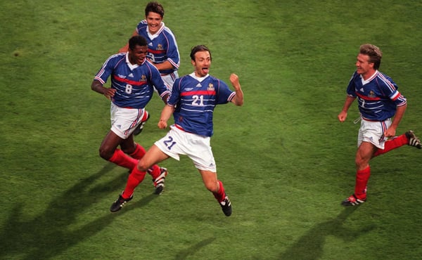 世界杯FIFA体育新闻：1998年国际足联世界杯C组比赛中，克里斯托夫·杜加里在马赛韦洛德罗姆球场庆祝法国队攻破南非队球门。