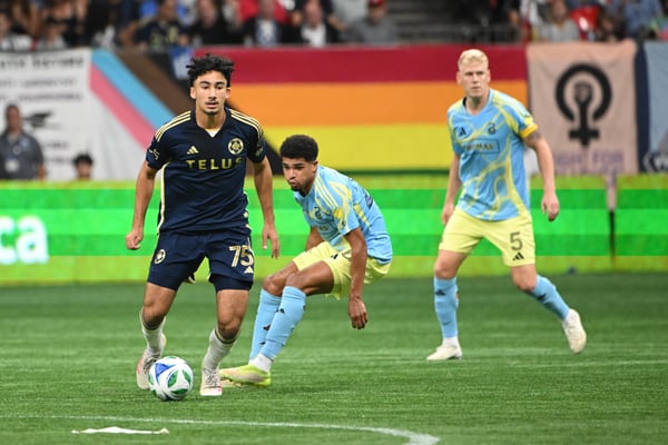 世界杯FIFA体育新闻：雷扬·埃卢米在2025年迅速崛起后，首次来到加拿大训练营。/ Simon Fearn-Imagn Images