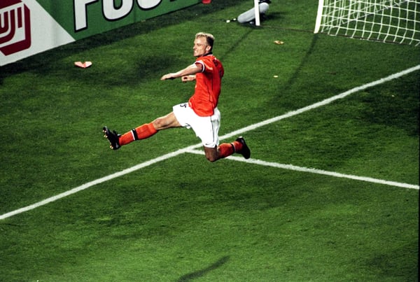 世界杯FIFA体育新闻：1998年国际足联世界杯E组比赛中，丹尼斯·博格坎普在马赛韦洛德罗姆球场庆祝荷兰队对阵韩国队的进球。