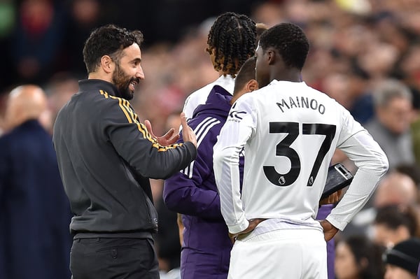 世界杯FIFA体育新闻：在鲁本·阿莫林（左）执教期间，梅努很难获得机会。/ PETER POWELL/AFP/Getty Images