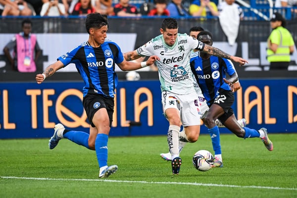 世界杯FIFA体育新闻:詹姆斯·罗德里格斯(中)曾代表莱昂俱乐部参加过联赛杯,与美国职业足球大联盟(MLS)的球队交锋。/ David Kirouac-Imagn Images
