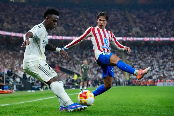 世界杯FIFA体育新闻：维尼修斯·儒尼奥尔在对阵马德里竞技的比赛中表现出色，成为媒体关注的焦点。/ Jose Breton/Pics Action/NurPhoto/Getty Images