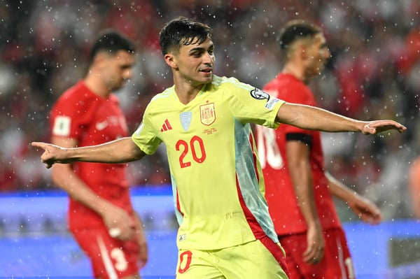 世界杯FIFA体育新闻：佩德里庆祝他为西班牙队在欧洲区预选赛对阵土耳其队的比赛中进球，该场比赛是第26届国际足联世界杯预选赛。