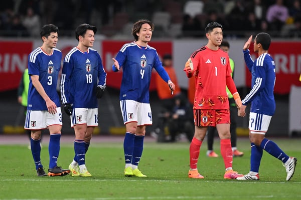 世界杯FIFA体育新闻：日本队球员庆祝球队在与玻利维亚的国际友谊赛中以3-0获胜。