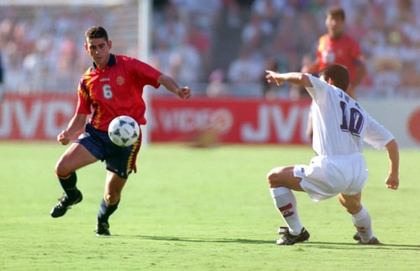 世界杯FIFA体育新闻：费尔南多·耶罗代表西班牙队在1994年美国世界杯对阵韩国队的比赛中