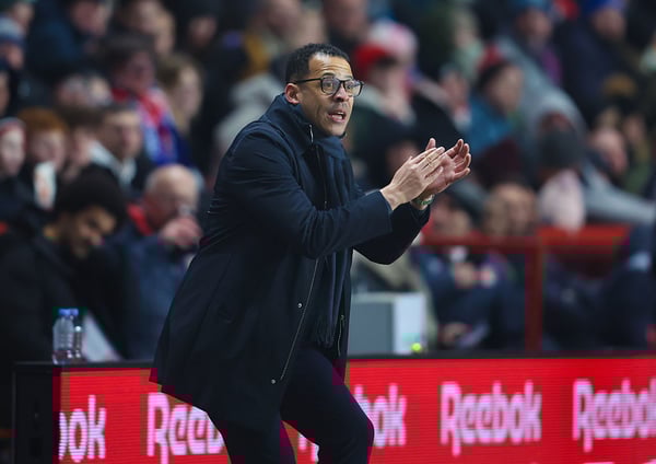 世界杯FIFA体育新闻：利亚姆·罗森尼奥决定将他最重要的两名球员排除在阵容之外。/ Rob Newell/CameraSport/Getty Images