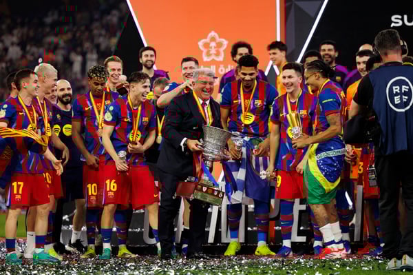 世界杯FIFA体育新闻：胡安·拉波尔塔（中）也加入了巴塞罗那队的庆祝活动。/ Maciej Rogowski/Eurasia Sport Images/Getty Images