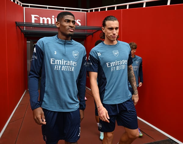 世界杯FIFA体育新闻：克里斯蒂安·莫斯奎拉（左）和里卡多·卡拉菲奥里均因伤缺阵。/ 大卫·普莱斯/阿森纳足球俱乐部/盖蒂图片社