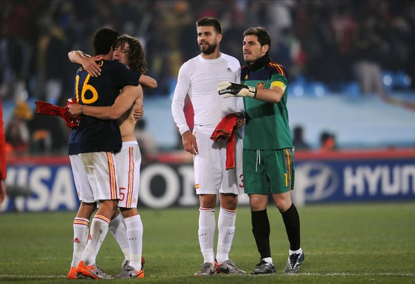 世界杯FIFA体育新闻：在2010年南非世界杯H组比赛中，西班牙队在比勒陀利亚的洛夫图斯球场以2-1战胜智利队后，塞尔吉奥·布斯克茨和卡莱斯·普约尔拥抱庆祝。