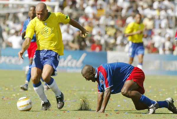 世界杯FIFA体育新闻：2004年巴西对阵海地的比赛中，罗纳尔多