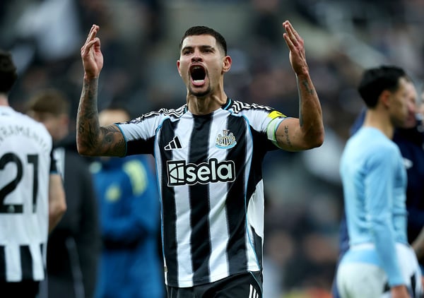 世界杯FIFA体育新闻：纽卡斯尔联队在11月于圣詹姆斯公园球场击败了曼城队。/ Ed Sykes/Sportsphoto/Allstar/Getty Images