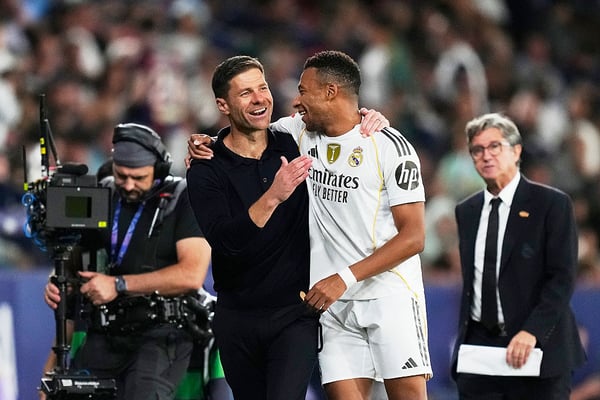 世界杯FIFA体育新闻：哈维·阿隆索（左）和基利安·姆巴佩配合默契。/ Jose Breton/Pics Action/NurPhoto/Getty Images