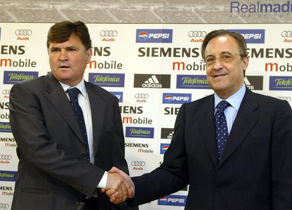 世界杯FIFA体育新闻：何塞·安东尼奥·卡马乔（左）是弗洛伦蒂诺·佩雷斯斧头最快的受害者。 /皮埃尔·菲利普·马库/法新社/盖蒂图片社