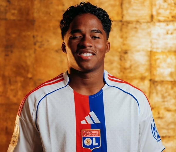 世界杯FIFA体育新闻:恩德里克对着里昂微笑。