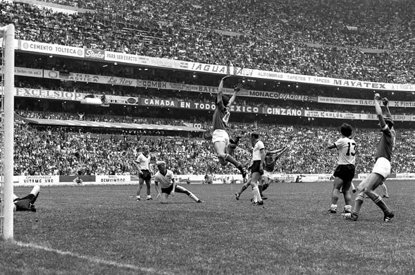 世界杯FIFA体育新闻:1970年国际足联世界杯半决赛,在墨西哥城阿兹特克体育场,罗伯托·博宁塞尼亚庆祝意大利队攻破西德队的球门。