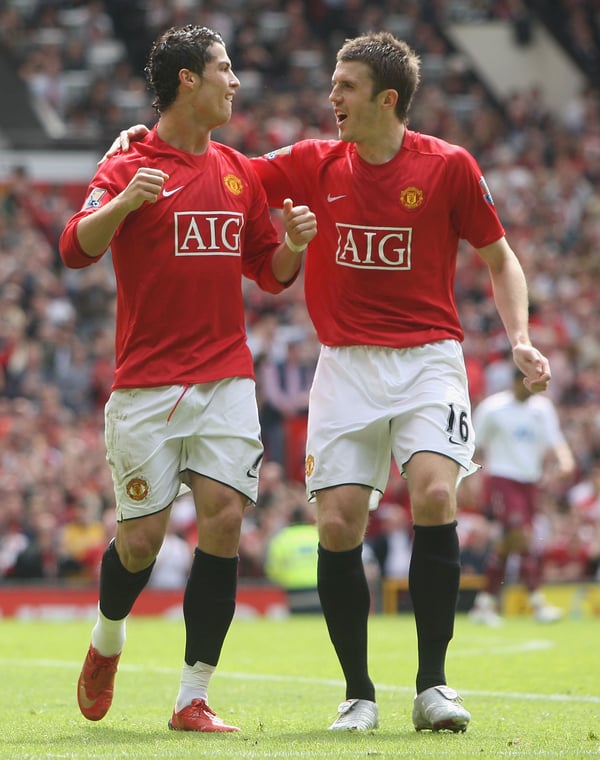 世界杯FIFA体育新闻：克里斯蒂亚诺·罗纳尔多（左）曾效力于迈克尔·卡里克麾下，也曾与他并肩作战或交锋。/汤姆·珀斯洛/曼联/盖蒂图片社