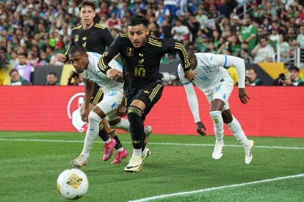 世界杯FIFA体育新闻:阿莱克西斯·维加为墨西哥对阵洪都拉斯的比赛射门