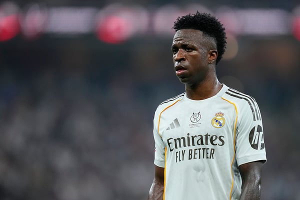 世界杯FIFA体育新闻:维尼修斯·儒尼奥尔和哈维·阿隆索之间的矛盾早已是公开的秘密。/ Jose Breton/Pics Action/NurPhoto/Getty Images