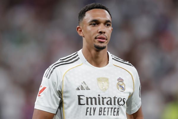 世界杯FIFA体育新闻:特伦特·亚历山大-阿诺德在皇家马德里的首个赛季并不顺利。/ Maria Gracia Jimenez/Soccrates/Getty Images