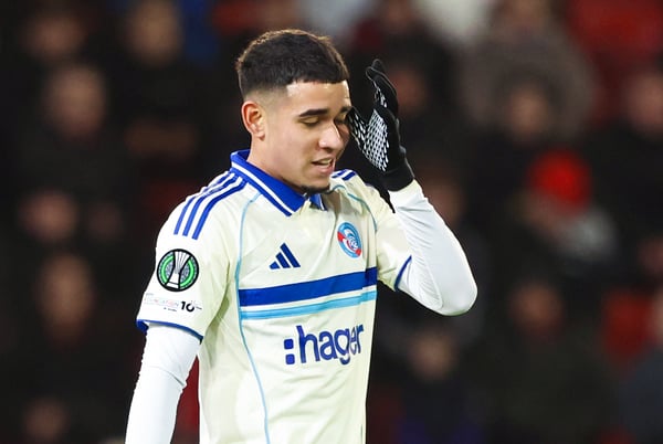 世界杯FIFA体育新闻：肯德里·帕埃斯在斯特拉斯堡的出场时间寥寥无几。/ Ross MacDonald/SNS Group/Getty Images