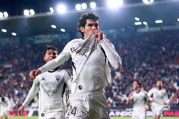 世界杯FIFA体育新闻：前皇家马德里球员 Jesús Vallejo 是阿尔巴塞特 32 强赛中的英雄。/Mateo Villalba/Getty Images