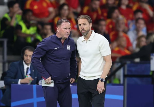 世界杯FIFA体育新闻：史蒂夫·霍兰德（左）曾四次担任加雷斯·索斯盖特（右）的助理教练，执教过国际大赛。/ Catherine Ivill/AMA/Getty Images