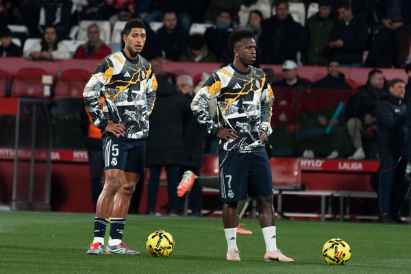 世界杯FIFA体育新闻：据信裘德·贝林厄姆（左）和维尼修斯·儒尼奥尔与哈维·阿隆索发生了冲突。/ Ruben De La Rosa/NurPhoto/Getty Images