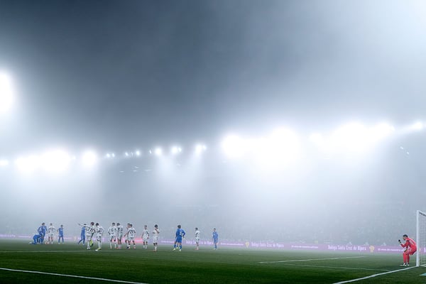 世界杯FIFA体育新闻：国王杯比赛初期，能见度很低。/ Diego Souto/Getty Images