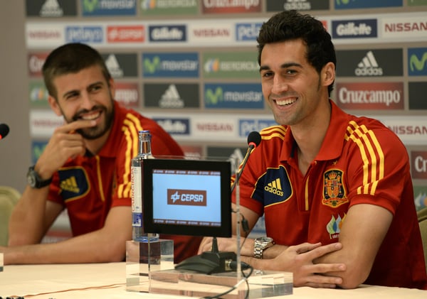 世界杯FIFA体育新闻：皮克（左）与阿尔瓦罗·阿尔韦罗亚关系冷淡。/ Timothy Clary/AFP/etty Images