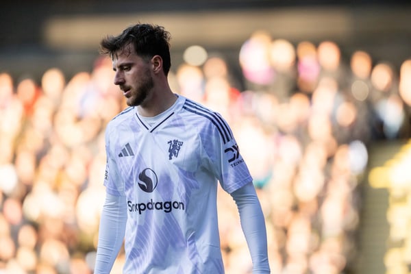 世界杯FIFA体育新闻：梅森·芒特在球队中的位置看起来不太确定。/ Ash Donelon/曼联/Getty Images